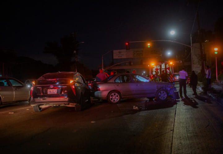 Conductor se da a la fuga tras provocar choque múltiple en el bulevar Cuauhtémoc Sur