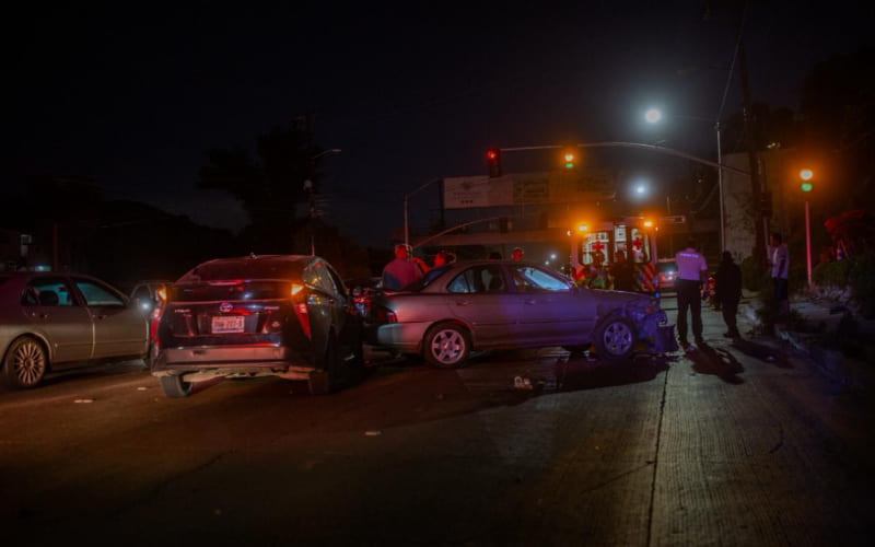 Conductor se da a la fuga tras provocar choque múltiple en el bulevar Cuauhtémoc Sur