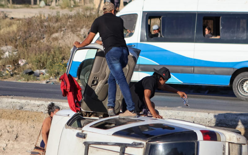 Conductor resulta lesionado tras volcadura en el Bulevar 2000