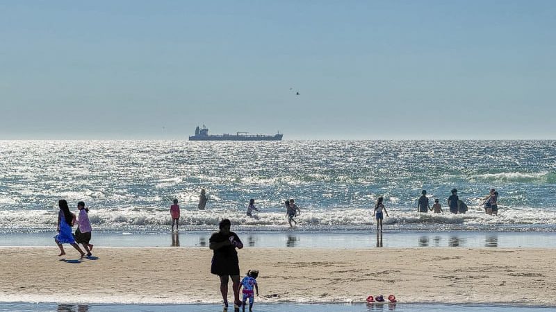 Playas de Rosarito lucen abarrotadas este domingo primero de marzo por altas temperaturas
