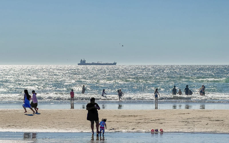 Playas de Rosarito lucen abarrotadas este domingo primero de marzo por altas temperaturas