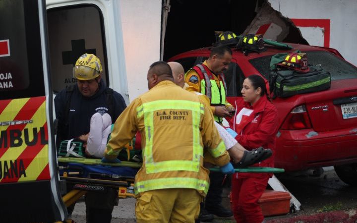 Mujer pierde el control y termina impactada dentro de un local en el Mariano