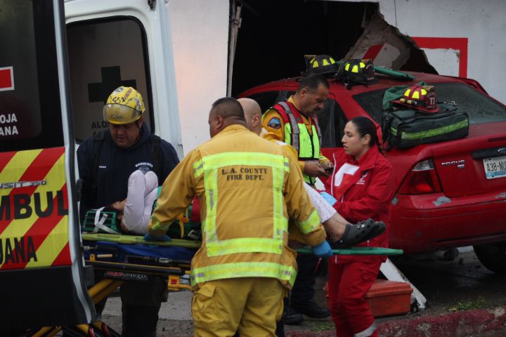 Mujer pierde el control y termina impactada dentro de un local en el Mariano