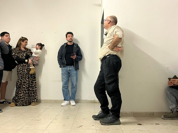 Tiendas, mascotas y juegos: decenas de israelíes convierten un aparcamiento subterráneo de Haifa en su hogar en tiempos de guerra