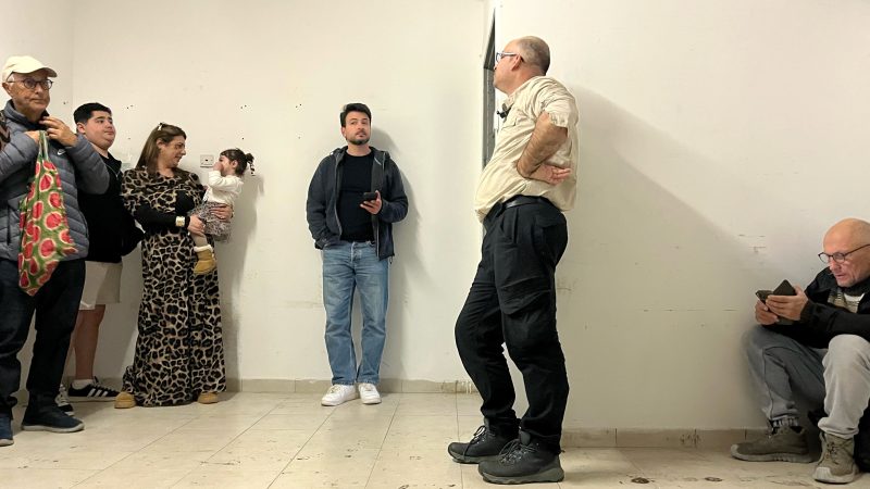 Tiendas, mascotas y juegos: decenas de israelíes convierten un aparcamiento subterráneo de Haifa en su hogar en tiempos de guerra