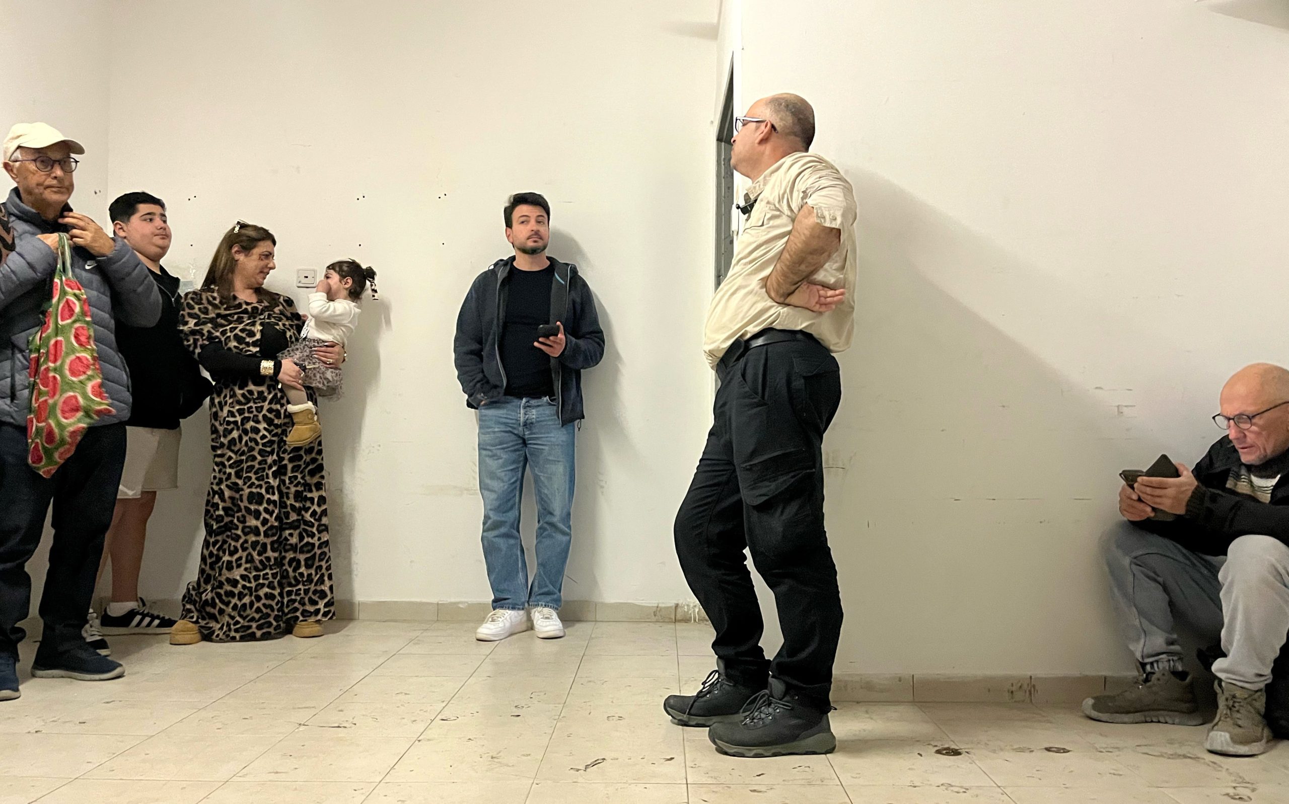 Tiendas, mascotas y juegos: decenas de israelíes convierten un aparcamiento subterráneo de Haifa en su hogar en tiempos de guerra