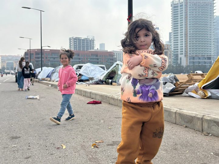 Centenas de miles de libaneses huyen de los ataques de Israel: “¿Qué he hecho yo para terminar en la calle?”