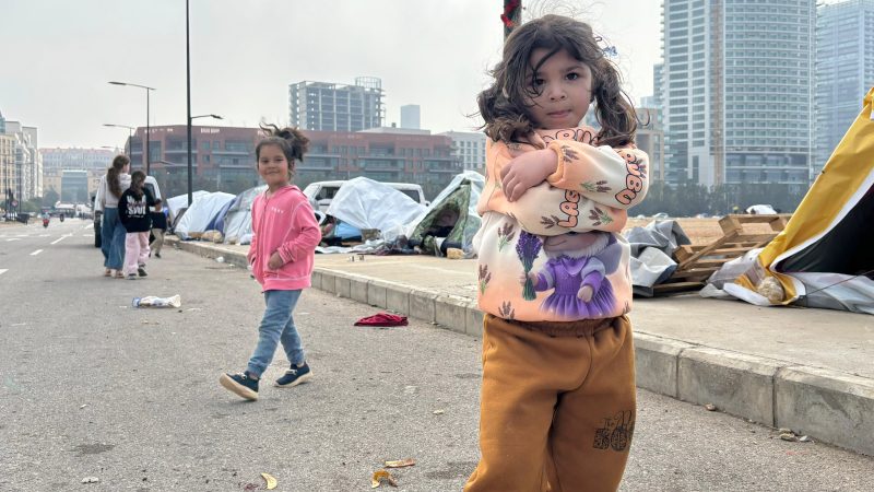 Centenas de miles de libaneses huyen de los ataques de Israel: “¿Qué he hecho yo para terminar en la calle?”