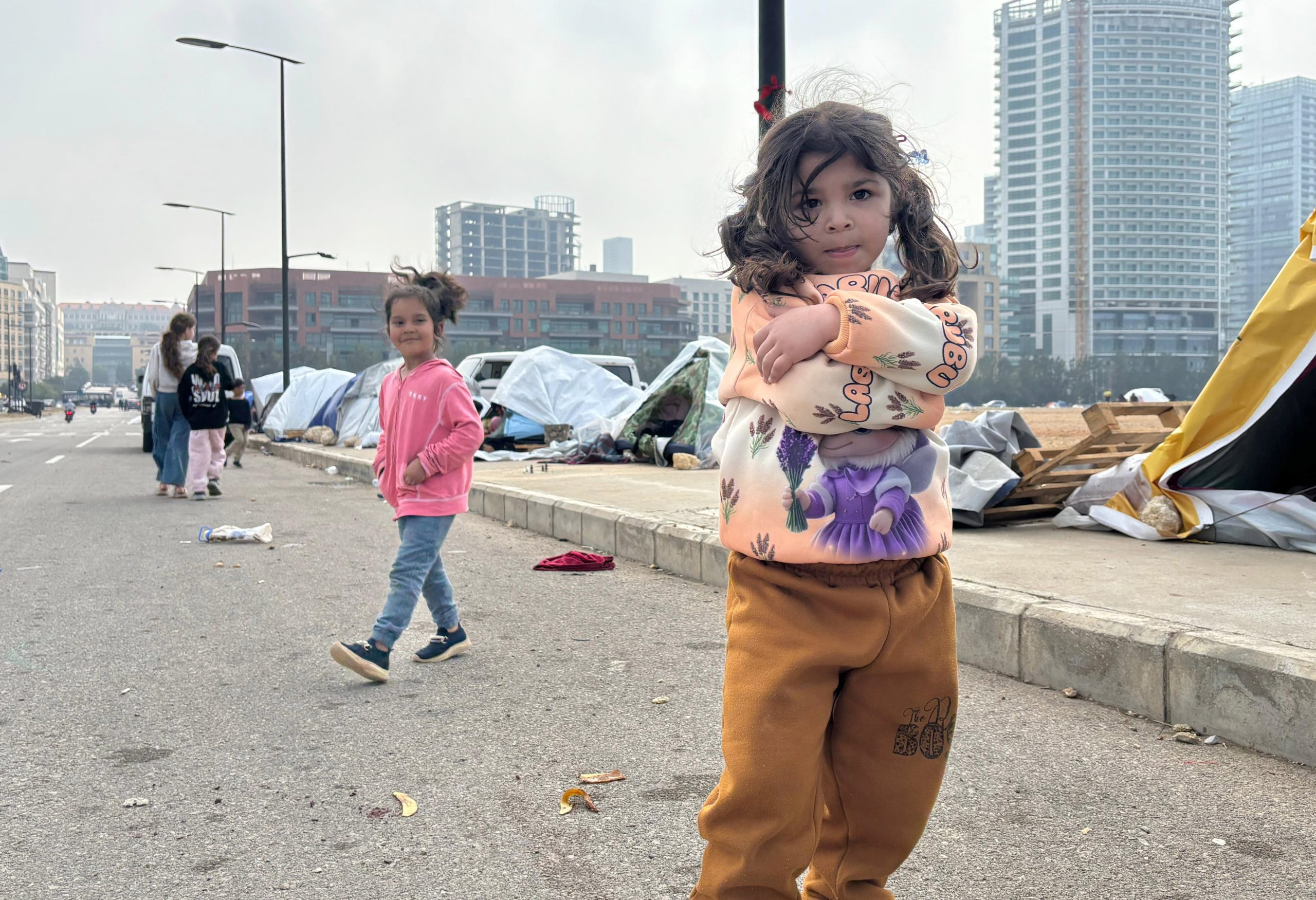 Centenas de miles de libaneses huyen de los ataques de Israel: “¿Qué he hecho yo para terminar en la calle?”