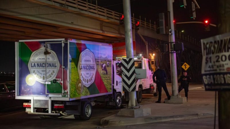 Asaltan distribuidora de leche; autoridades recuperan camiones y detienen a responsables