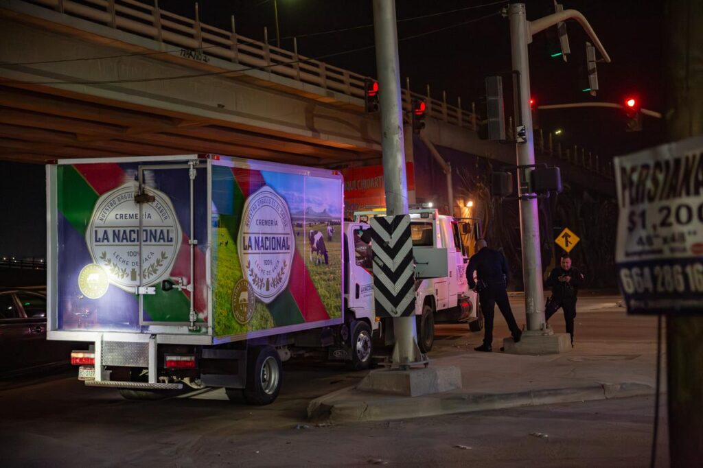 Asaltan distribuidora de leche; autoridades recuperan camiones y detienen a responsables