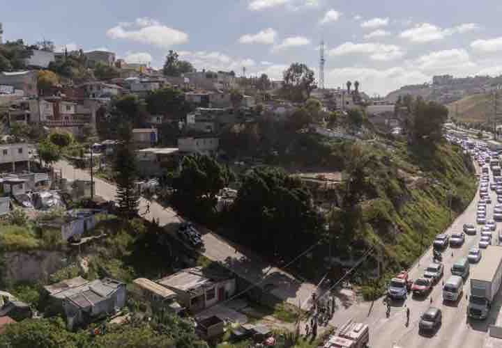 Pipa de gas Silza vuelca en Camino Verde; conductor resulta lesionado