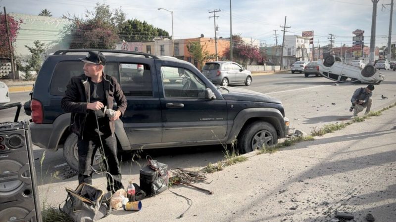 Accidente en bulevar Casa Blanca deja vehículo volcado