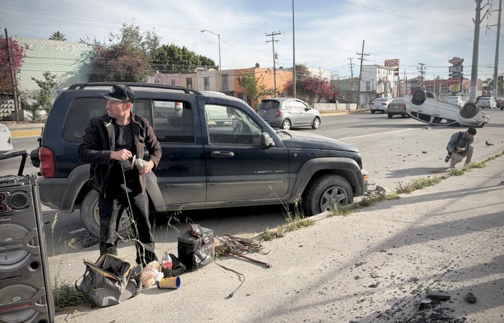 Accidente en bulevar Casa Blanca deja vehículo volcado