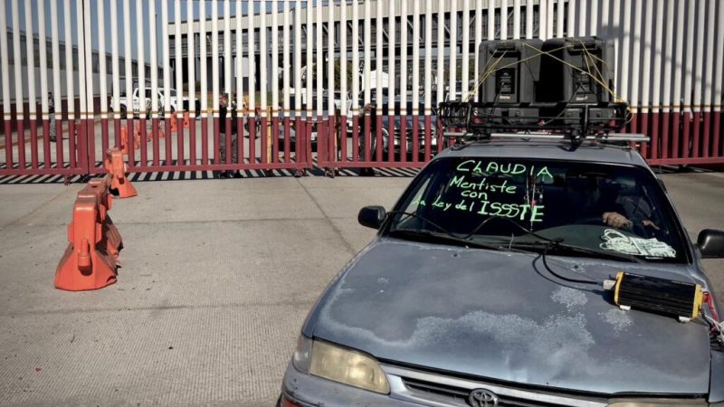 Docentes de la CNTE bloquean la garita de el chaparral en tijuana
