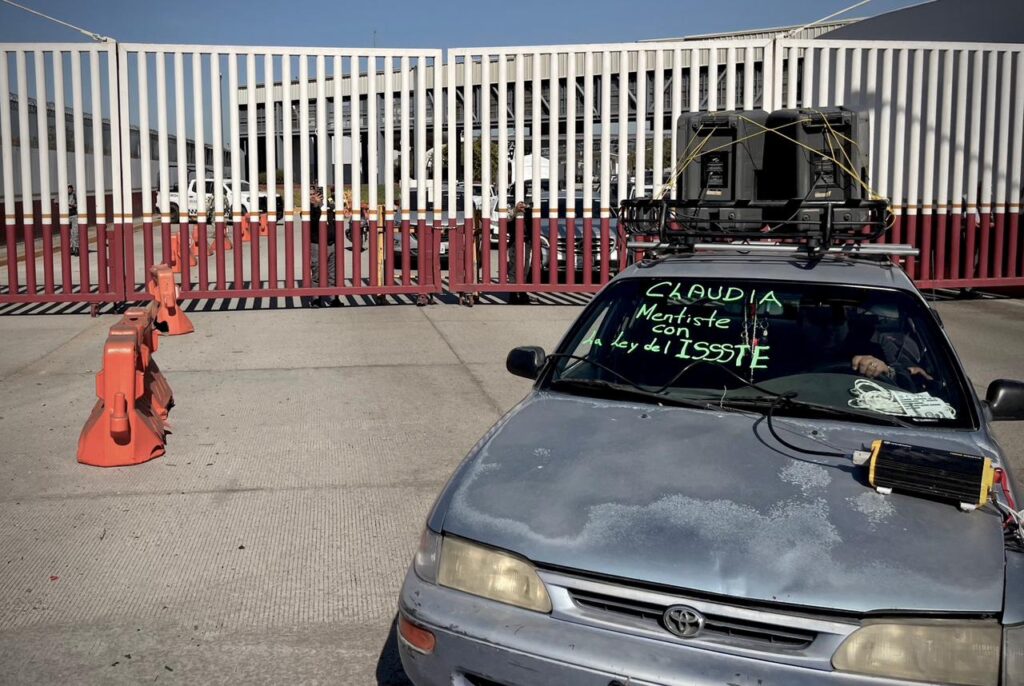 Docentes de la CNTE bloquean la garita de el chaparral en tijuana