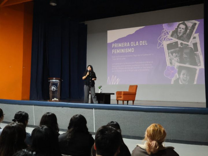 Reflexionan en UDCI sobre historia del feminismo y la sororidad