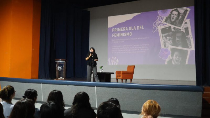 Reflexionan en UDCI sobre historia del feminismo y la sororidad