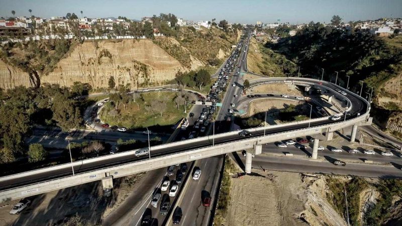 Nuevo viaducto rumbo a Playas de Tijuana genera caos vial en horas pico