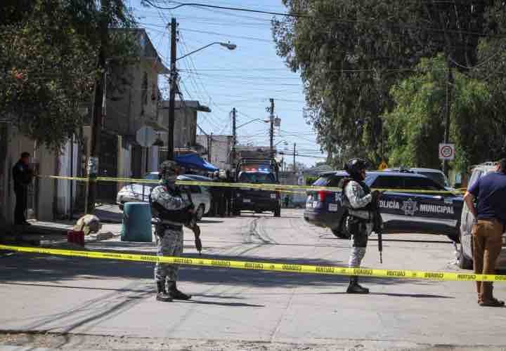 Hallan cuerpo en estado de descomposición dentro de vehículo en la colonia Roberto de la Madrid