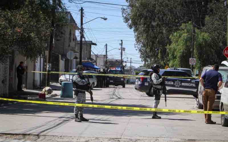 Hallan cuerpo en estado de descomposición dentro de vehículo en la colonia Roberto de la Madrid