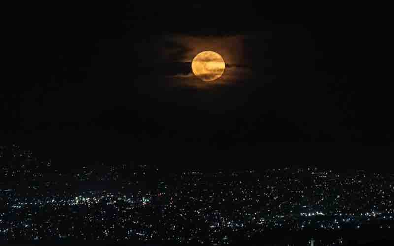 Luna llena de marzo ilumina el cielo de Tijuana