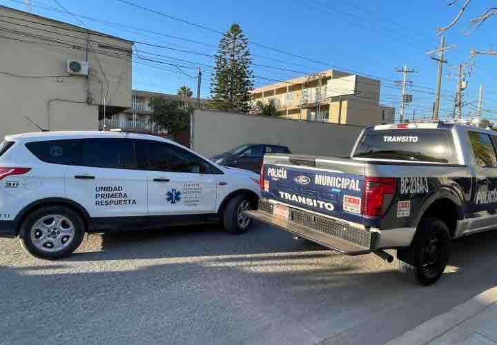 Tráiler intenta escapar tras dejar varios vehículos dañados en el Mariano Matamoros; joven emprende persecución y logra detenerlo