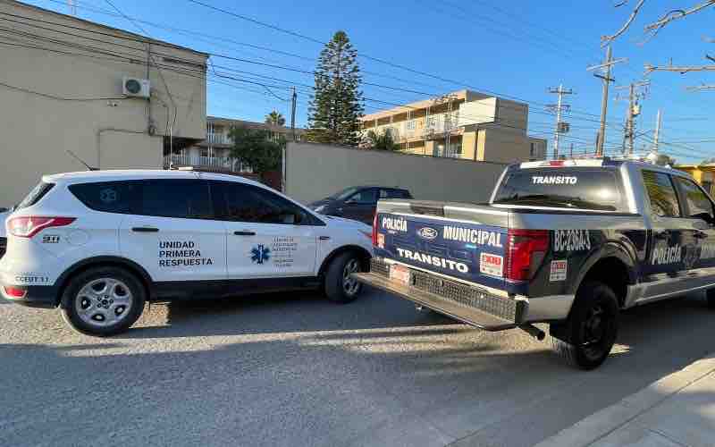 Tráiler intenta escapar tras dejar varios vehículos dañados en el Mariano Matamoros; joven emprende persecución y logra detenerlo