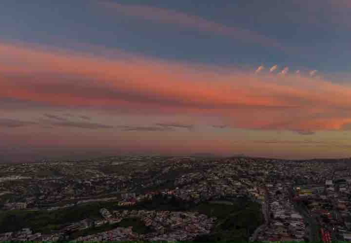 La Luna de Gusano ilumina el cielo previo al eclipse lunar total