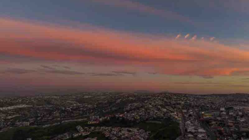 La Luna de Gusano ilumina el cielo previo al eclipse lunar total