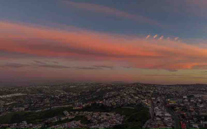La Luna de Gusano ilumina el cielo previo al eclipse lunar total