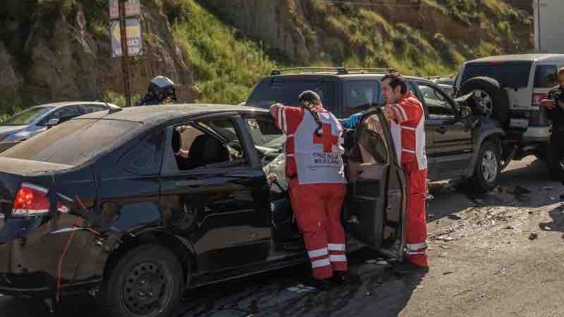Carambola de cuatro autos deja mujer lesionada en la entrada a Playas de Tijuana