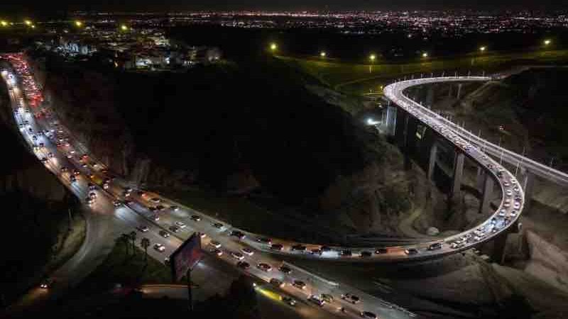 Fuerte congestionamiento vial en el Viaducto Elevado hacia Playas de Tijuana