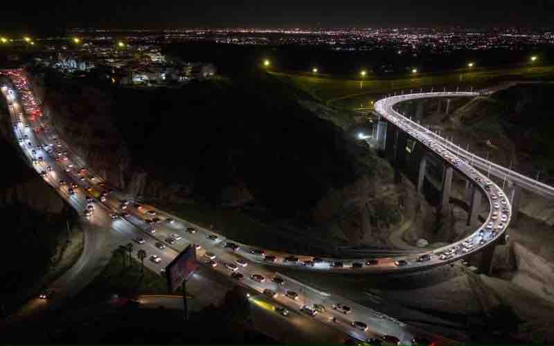 Fuerte congestionamiento vial en el Viaducto Elevado hacia Playas de Tijuana