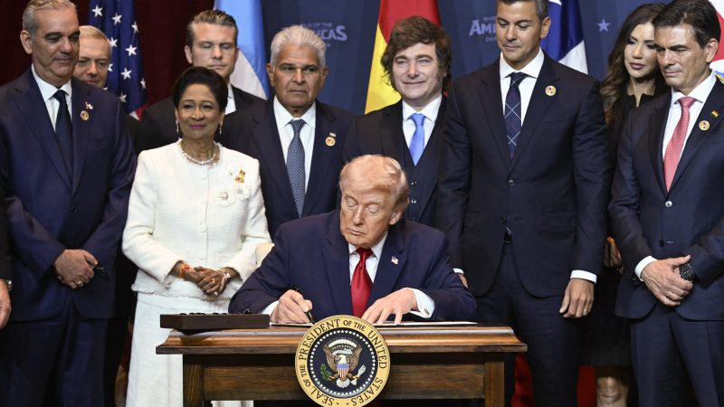 Trump presume intervención electoral en Latinoamérica y dice a aliados que no aprenderá su “maldito idioma”